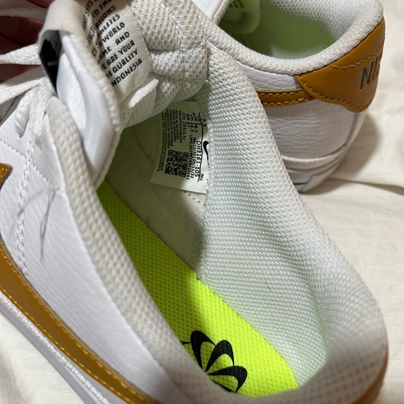 Women’s Nike sneakers, white with brown swoosh - Picture 3 of 4